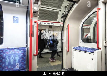 London Notting Hill Gate u-Bahn Station Blick bilden die geöffnete Zugtür Stockfoto