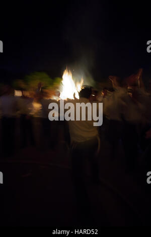 HAIFA, ISRAEL - 1. Mai 2010: Orthodoxe Juden Tanz um ein Lagerfeuer zu feiern den jüdischen Feiertag der Lad-BaOmer in Haifa, Israel Stockfoto