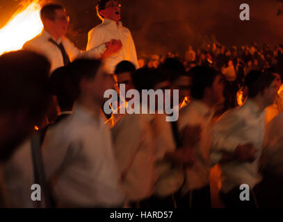 HAIFA, ISRAEL - 1. Mai 2010: Orthodoxe Juden Tanz um ein Lagerfeuer zu feiern den jüdischen Feiertag der Lad-BaOmer in Haifa, Israel Stockfoto