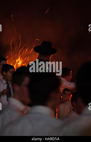 HAIFA, ISRAEL - 1. Mai 2010: Orthodoxe Juden Tanz um ein Lagerfeuer zu feiern den jüdischen Feiertag der Lad-BaOmer in Haifa, Israel Stockfoto