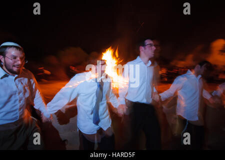 HAIFA, ISRAEL - 1. Mai 2010: Orthodoxe Juden Tanz um ein Lagerfeuer zu feiern den jüdischen Feiertag der Lad-BaOmer in Haifa, Israel Stockfoto