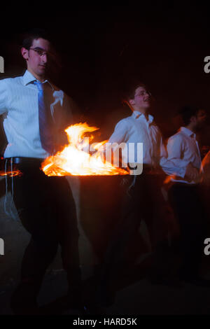 HAIFA, ISRAEL - 1. Mai 2010: Orthodoxe Juden Tanz um ein Lagerfeuer zu feiern den jüdischen Feiertag der Lad-BaOmer in Haifa, Israel Stockfoto