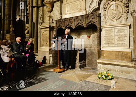 RETRANSMITTED Korrektur Rechtschreibung von COURTENAY Sir Tom Courtenay liest ein Gedicht in der Nähe des Gedenksteines Dichter Philip Larkin, nachdem es in des Dichters Corner in der Westminster Abbey, central London vorgestellt wurde. PRESS ASSOCIATION Foto Bild Datum: Freitag, 2. Dezember 2016. Bildnachweis sollte lauten: John Stillwell/PA W Stockfoto