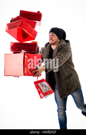 Porträt des bärtigen Mann mit Hut fallen Haufen von Geschenken. Studio gedreht Stockfoto