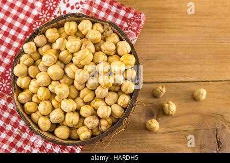 ungekochte Kichererbsen in eine große Schüssel Stockfoto