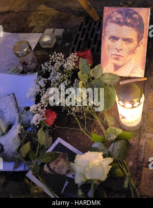 Gedenkstätte vor David Bowies früherem Wohnkomplex in der Berliner Hauptstrasse nach seinem Tod im Januar 2016. Stockfoto