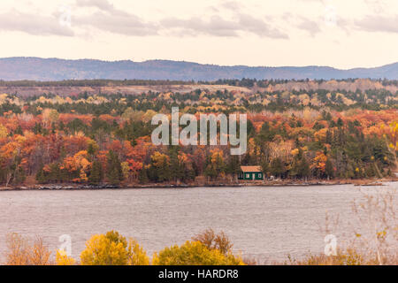 Die Ottawa-Flusses, wie es verläuft durch das Tal zwischen den Provinzen von Ontario und Quebec. Stockfoto