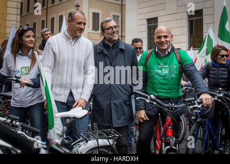 Rom, Italien. 2. Dezember 2016. 2. Dezember 2016 Rom Fahrrad für Ja zum Referendum über die Verfassung, Passworte vom Roman Committee der Demokratischen Partei (PD) "Nur ja" das Bild Roberto Giachetti Credit: Andrea Ronchini/Pacific Press/Alamy Live News Stockfoto