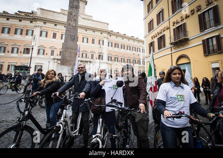 Rom, Italien. 2. Dezember 2016. 2. Dezember 2016 Rom Fahrrad für Ja zum Referendum über die Verfassung, Passworte vom Roman Committee der Demokratischen Partei (PD) "Nur ja" das Bild Roberto Giachetti Credit: Andrea Ronchini/Pacific Press/Alamy Live News Stockfoto