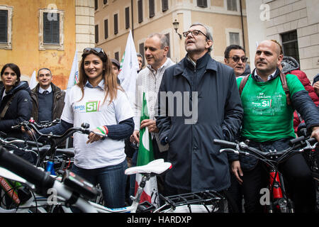 Rom, Italien. 2. Dezember 2016. 2. Dezember 2016 Rom Fahrrad für Ja zum Referendum über die Verfassung, Passworte vom Roman Committee der Demokratischen Partei (PD) "Nur ja" das Bild Roberto Giachetti Credit: Andrea Ronchini/Pacific Press/Alamy Live News Stockfoto