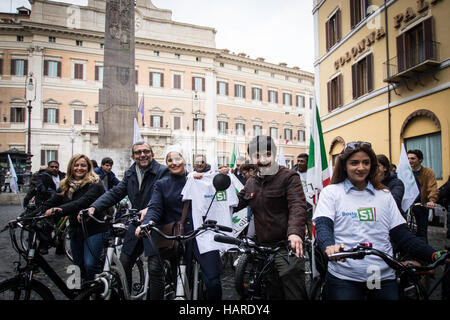 Rom, Italien. 2. Dezember 2016. 2. Dezember 2016 Rom Fahrrad für Ja zum Referendum über die Verfassung, Passworte vom Roman Committee der Demokratischen Partei (PD) "Nur ja" das Bild Roberto Giachetti Credit: Andrea Ronchini/Pacific Press/Alamy Live News Stockfoto