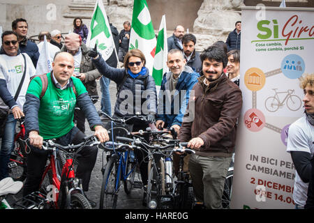 Rom, Italien. 2. Dezember 2016. 2. Dezember 2016 Rom Fahrrad für Ja zum Referendum über die Verfassung, Passworte vom Roman Committee der Demokratischen Partei (PD) "Nur ja" Bild Lorenza Bonaccorsi (C) Credit: Andrea Ronchini/Pacific Press/Alamy Live News Stockfoto