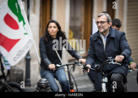 Rom, Italien. 2. Dezember 2016. 2. Dezember 2016 Rom Fahrrad für Ja zum Referendum über die Verfassung, Passworte vom Roman Committee der Demokratischen Partei (PD) "Nur ja" das Bild Roberto Giachetti Credit: Andrea Ronchini/Pacific Press/Alamy Live News Stockfoto