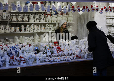 Wien, Österreich. 2. Dezember 2016. Menschen sind an einem Stand auf dem Weihnachtsmarkt an der Maria-Theresien-Platz abgebildet. Das Leben in Wien setzt sich in normaler Gangart im Advent, zwei Tage vor der Wiederholung der österreichischen Präsidentschaftswahl. © Michael Debets/Pacific Press/Alamy Live-Nachrichten Stockfoto