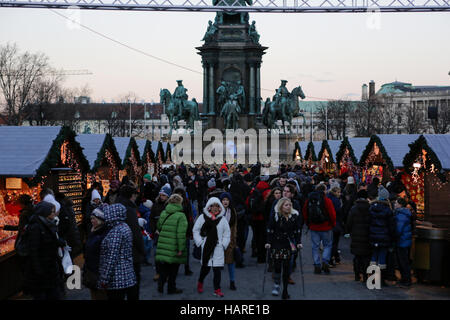 Wien, Österreich. 2. Dezember 2016. Menschen sind auf dem Weihnachtsmarkt an der Maria-Theresien-Platz abgebildet. Das Leben in Wien setzt sich in normaler Gangart im Advent, zwei Tage vor der Wiederholung der österreichischen Präsidentschaftswahl. © Michael Debets/Pacific Press/Alamy Live-Nachrichten Stockfoto