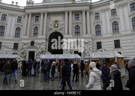 Wien, Österreich. 2. Dezember 2016. Menschen sind auf dem Weihnachtsmarkt am Michaelerplatz außerhalb der Hofburg abgebildet. Das Leben in Wien setzt sich in normaler Gangart im Advent, zwei Tage vor der Wiederholung der österreichischen Präsidentschaftswahl. © Michael Debets/Pacific Press/Alamy Live-Nachrichten Stockfoto