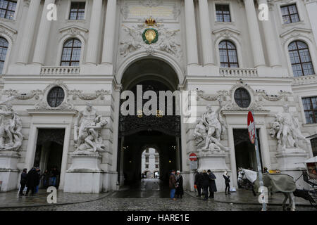 Wien, Österreich. 2. Dezember 2016. Der Eingang von der Hofburg ist abgebildet. Das Leben in Wien setzt sich in normaler Gangart im Advent, zwei Tage vor der Wiederholung der österreichischen Präsidentschaftswahl. © Michael Debets/Pacific Press/Alamy Live-Nachrichten Stockfoto