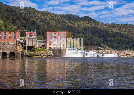 Die Glen Ferris Hydroelectric Bahnhof und Kanawha fällt, an Glen Ferris, West Virginia, USA. Stockfoto