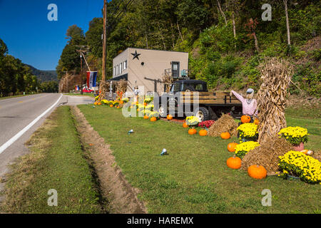 Ein am Straßenrand Herbst-Kürbis-Display in der Nähe von Charleston, West Virginia, USA. Stockfoto