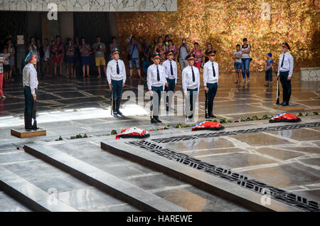 Soldaten bewachen März in der Halle der militärischen Ruhm. Memorial Komplex Mamajew Kurgan. Volgograd, Russland Stockfoto