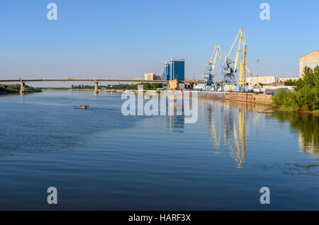 Blick auf Volga Fluß und Cargo-Port. Astrachan ist Stadt im Süden Russlands die Stadt am Ufer der Wolga Riv ist Stockfoto