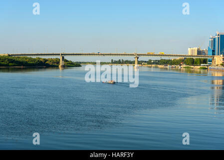 Blick auf Volga Fluß und Brücke. Astrachan ist Stadt im Süden Russlands die Stadt am Ufer des Flusses Wolga ist Stockfoto