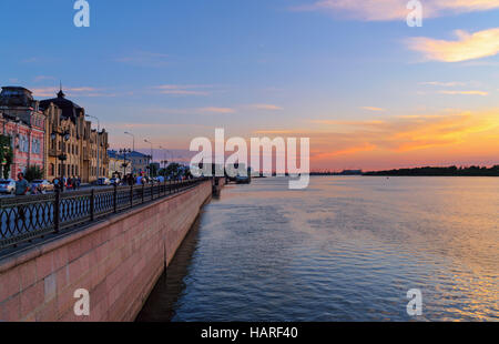 Volga Damm bei Sonnenuntergang. Astrachan ist Stadt im Süden Russlands die Stadt am Ufer des Flusses Wolga ist Stockfoto