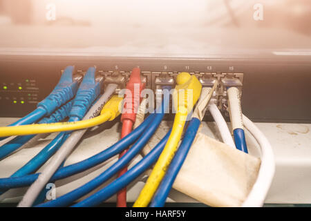 Rack-Switches oder Netzwerk Switch panel und Kabel im Data Center. Stockfoto