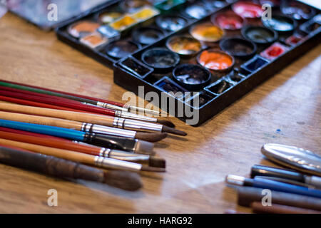 Verwendete Pinsel auf dem Tisch im Atelier des Künstlers Stockfoto