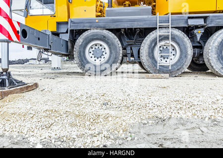 Teil der Fahrwerk Räder auf mobilen Kran, verfolgt Stockfoto