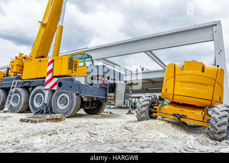 Teil der Fahrwerk Räder auf mobilen Kran, verfolgt Stockfoto