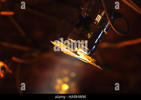 Spot-Licht in glänzenden Metallgehäuse montiert über der Bühne Stockfoto