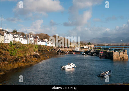 Eine herbstliche Landschaftsbild von Roundstone Hafen in County Galway, Irland. Stockfoto