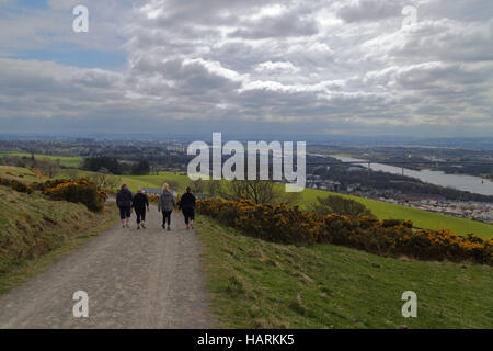 Von den Hügeln Kilpatrick vor Erskine Bridge und den Clyde River nach Glasgow Stadtzentrum Zentrum nachschlagen Stockfoto