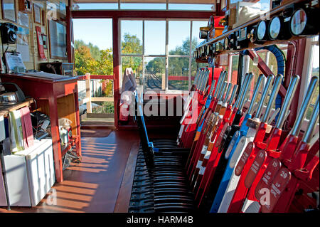 Innere des Stellwerks-Wittersham Straße auf dem Kent und East Sussex Railway, UK Stockfoto