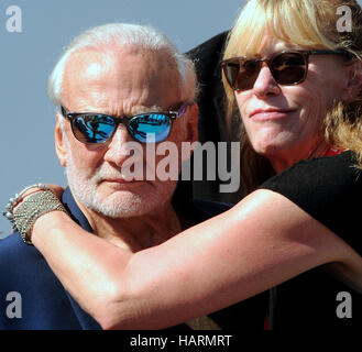 11. November 2016 - Titusville, Florida, Vereinigte Staaten - ehemaliger Astronaut Buzz Aldrin, begleitet von seiner Tochter, Janice Aldrin, beteiligt sich an der Stockfoto