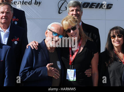 11. November 2016 - Titusville, Florida, Vereinigte Staaten - ehemaliger Astronaut Buzz Aldrin (Mitte links), begleitet von seiner Tochter, Janice Aldrin, parti Stockfoto