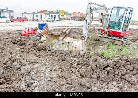 Bagger-Eimer sind liegen verstreut auf dem Boden, verschiedene Arten und vielen verschiedenen Größen. Stockfoto
