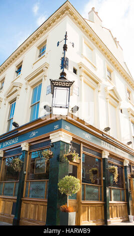 London, England-November 13,2016: Die Kneipe Earl von Lonsdale besetzen die Ecke der Portobello Road und Westbourne Grove, London, UK. Stockfoto