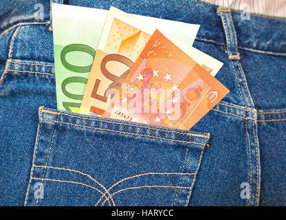 Euro-Banknoten ragte aus der Blue Jeans-Tasche. Geld für Reisen und shopping Stockfoto