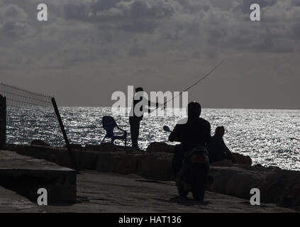 Die Silhouette von Fisher am Meer in Tel Aviv Stockfoto