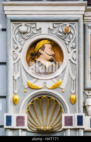 Polen, Pommern, Gdansk (Danzig), Medaillon-Büste von König von Polen Sigismund II Vasa auf dem Portal der Artushof Stockfoto