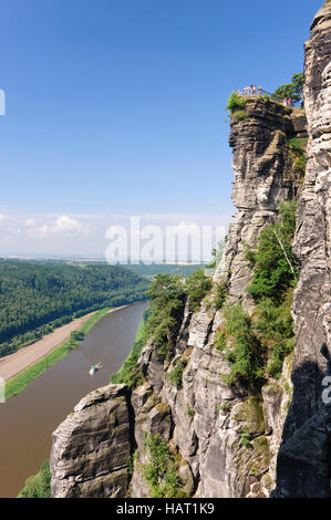 Rathen: rock Bastei, Blick über den Fluss Elbe, Sächsische Schweiz, Sächsische Schweiz, Sachsen, Sachsen, Deutschland Stockfoto