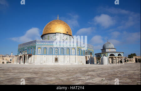 JERUSALEM, ISRAEL - 5. März 2015: Der Dom von Rock auf dem Tempelberg in der Altstadt. Kuppel wurde durch Umayyad Caliph Abd al-Mal gebaut. Stockfoto