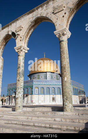 JERUSALEM, ISRAEL - 5. März 2015: Der Dom von Rock auf dem Tempelberg in der Altstadt. Kuppel wurde durch Umayyad Caliph Abd al-Mal gebaut. Stockfoto