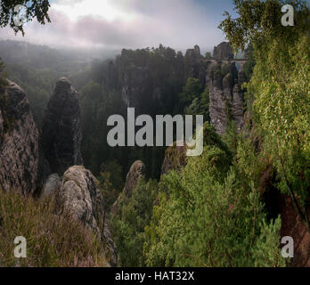 Rathen: Brücke am Rock Bastei Basteibrücke, Sächsische Schweiz, Sächsische Schweiz, Sachsen, Sachsen, Deutschland Stockfoto