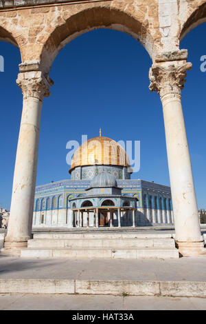 JERUSALEM, ISRAEL - 5. März 2015: Der Dom von Rock auf dem Tempelberg in der Altstadt. Kuppel wurde durch Umayyad Caliph Abd al-Mal gebaut. Stockfoto