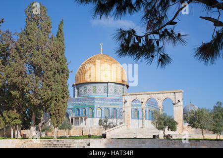 JERUSALEM, ISRAEL - 5. März 2015: Der Dom von Rock auf dem Tempelberg in der Altstadt. Kuppel wurde durch Umayyad Caliph Abd al-Mal gebaut. Stockfoto