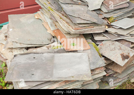 Haufen von alten Schiefer von einem Dach Reparaturjob. Stockfoto