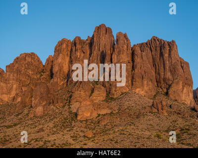 Superstition Berge bei Sonnenuntergang, Jakobs Crosscut Trail, Lost Dutchman State Park, Apache Junction, Arizona. Stockfoto